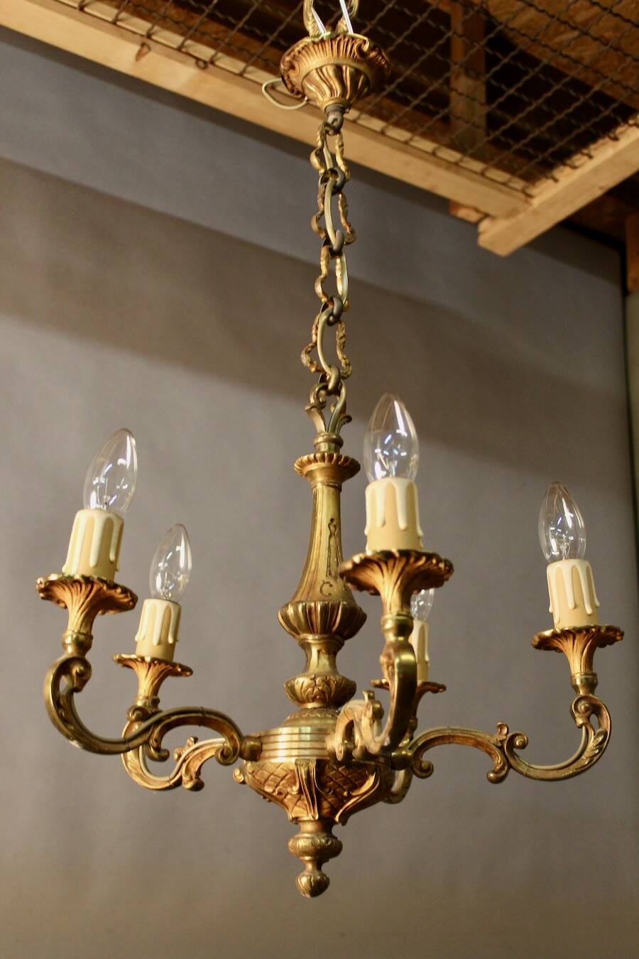 Bronze chandelier with 5 arms and its pair of 2-light wall sconces.
