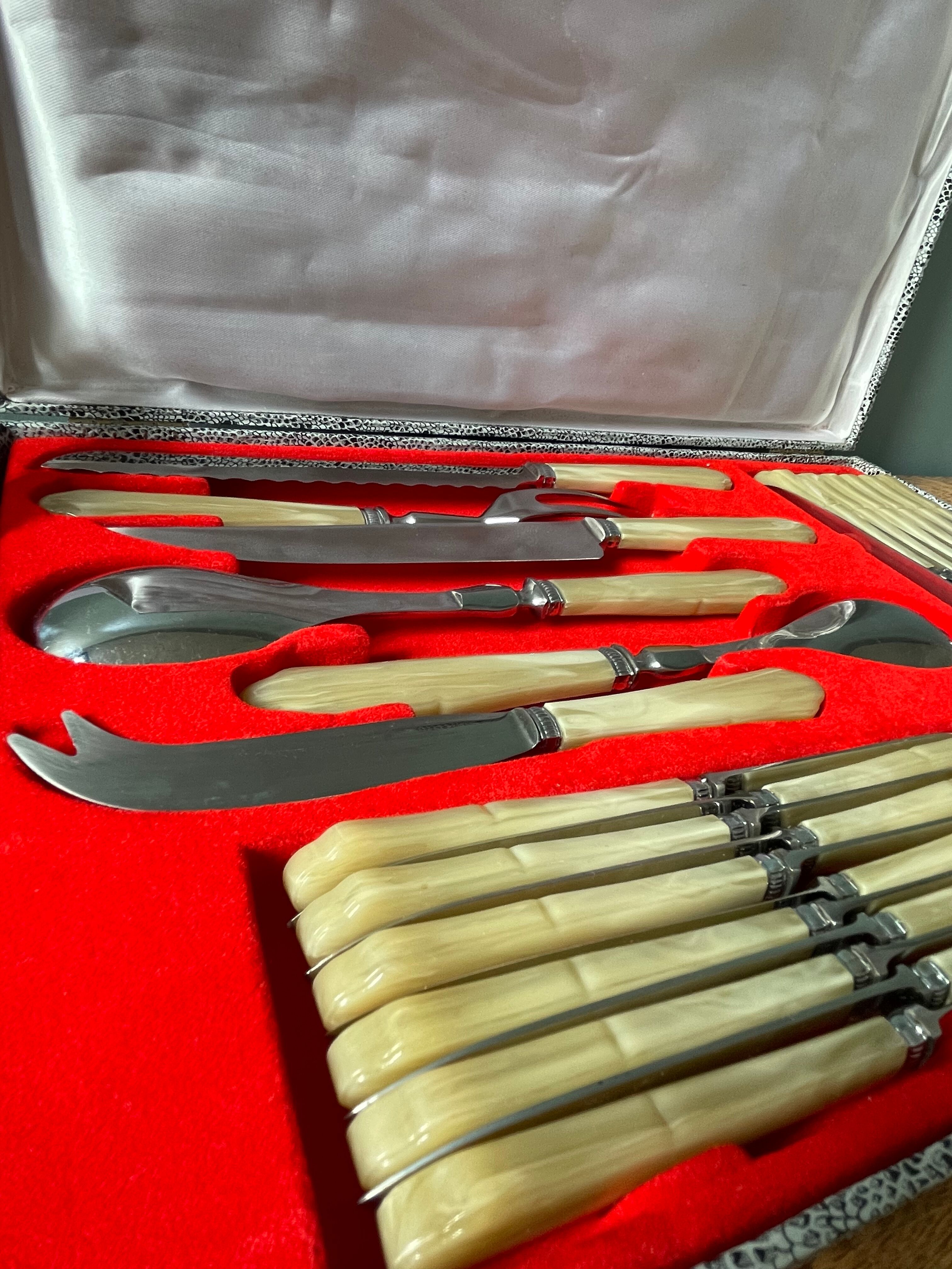 Housewife of 29 pieces "The trumpet" in stainless steel and horn