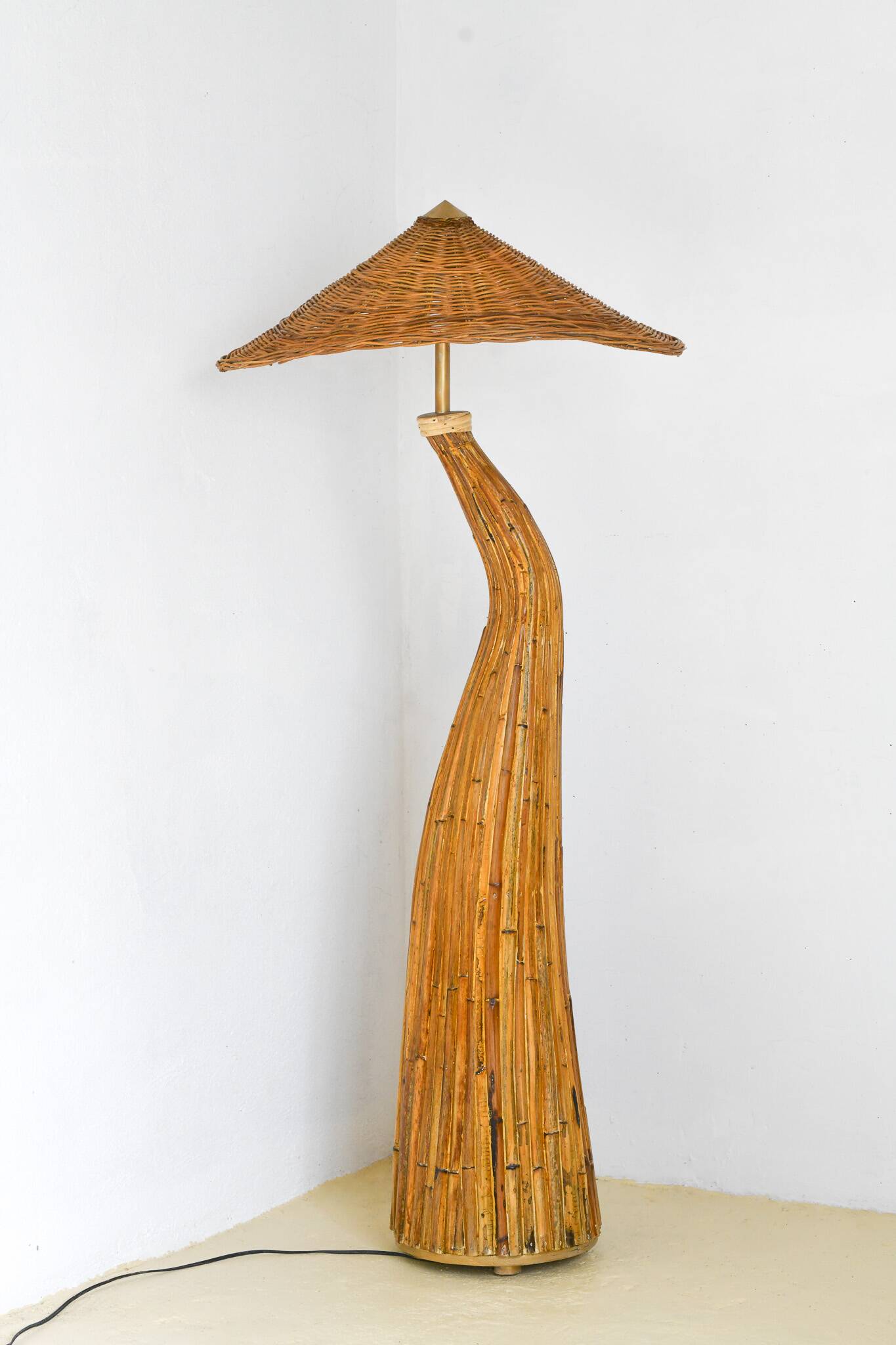 Lampadaire sculptural en rotin « Champignon »