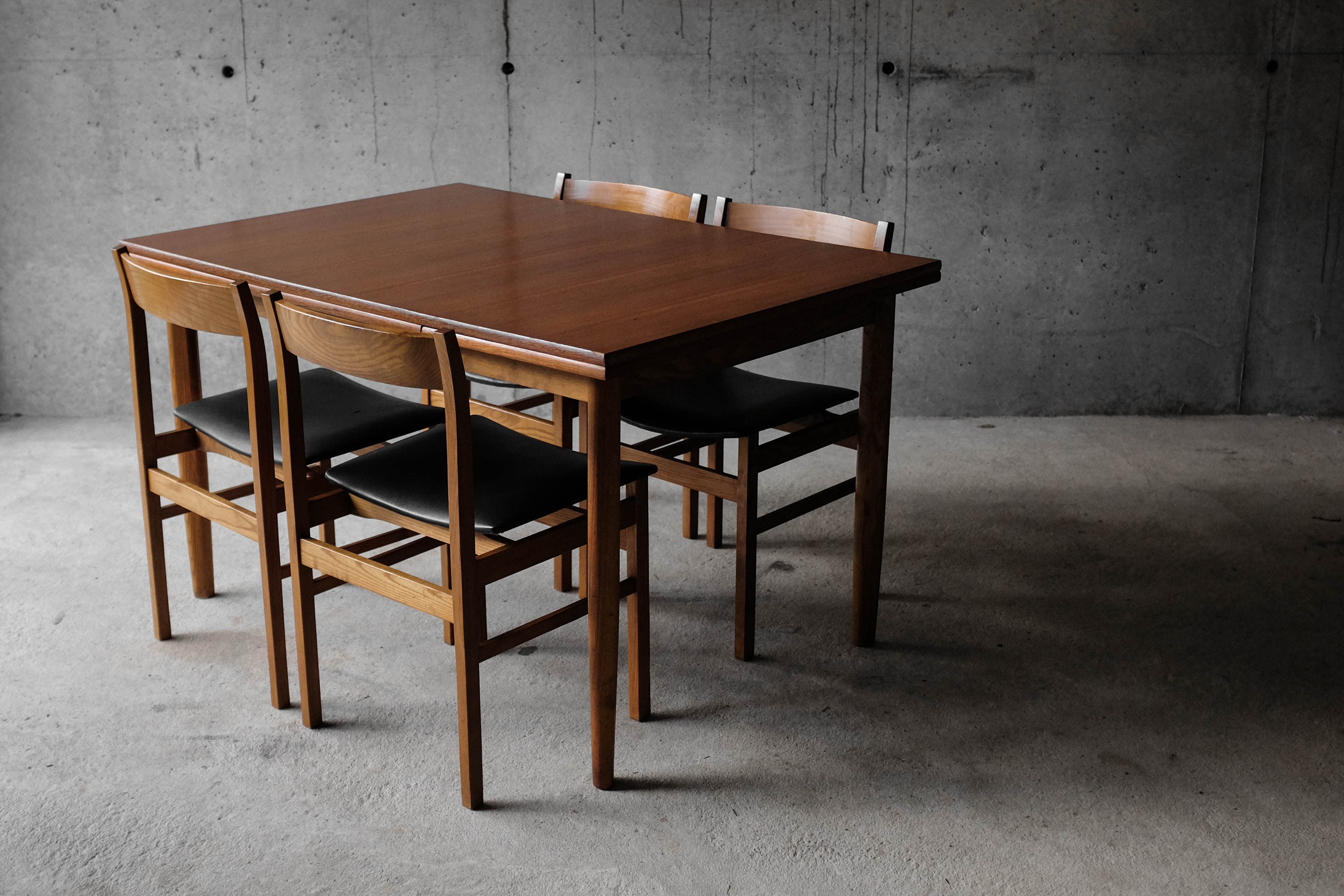 Table and 4 chairs 60