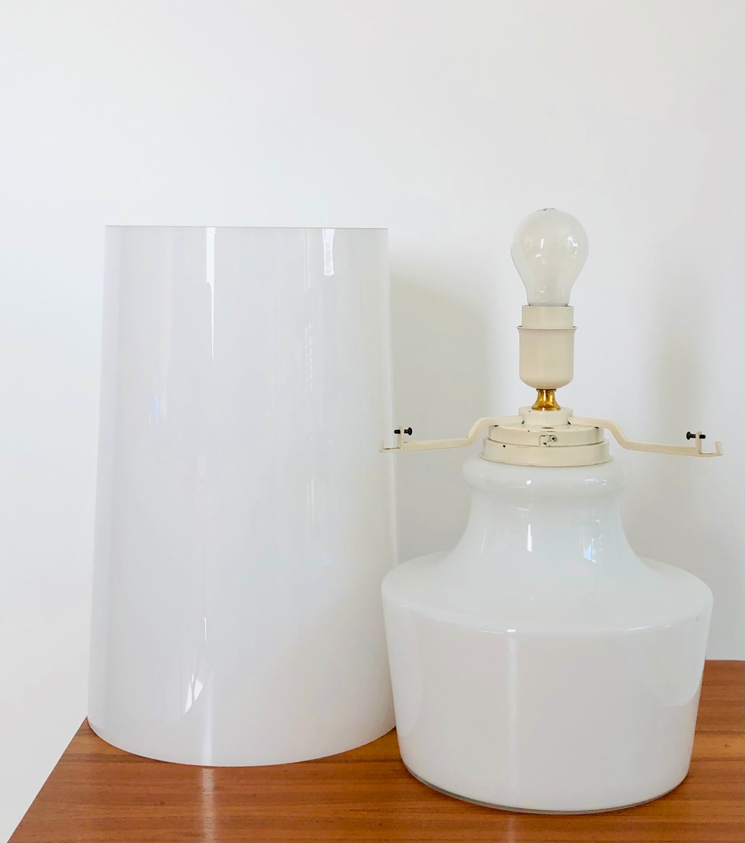 Lampe de salon en verre blanc, Italie années 60