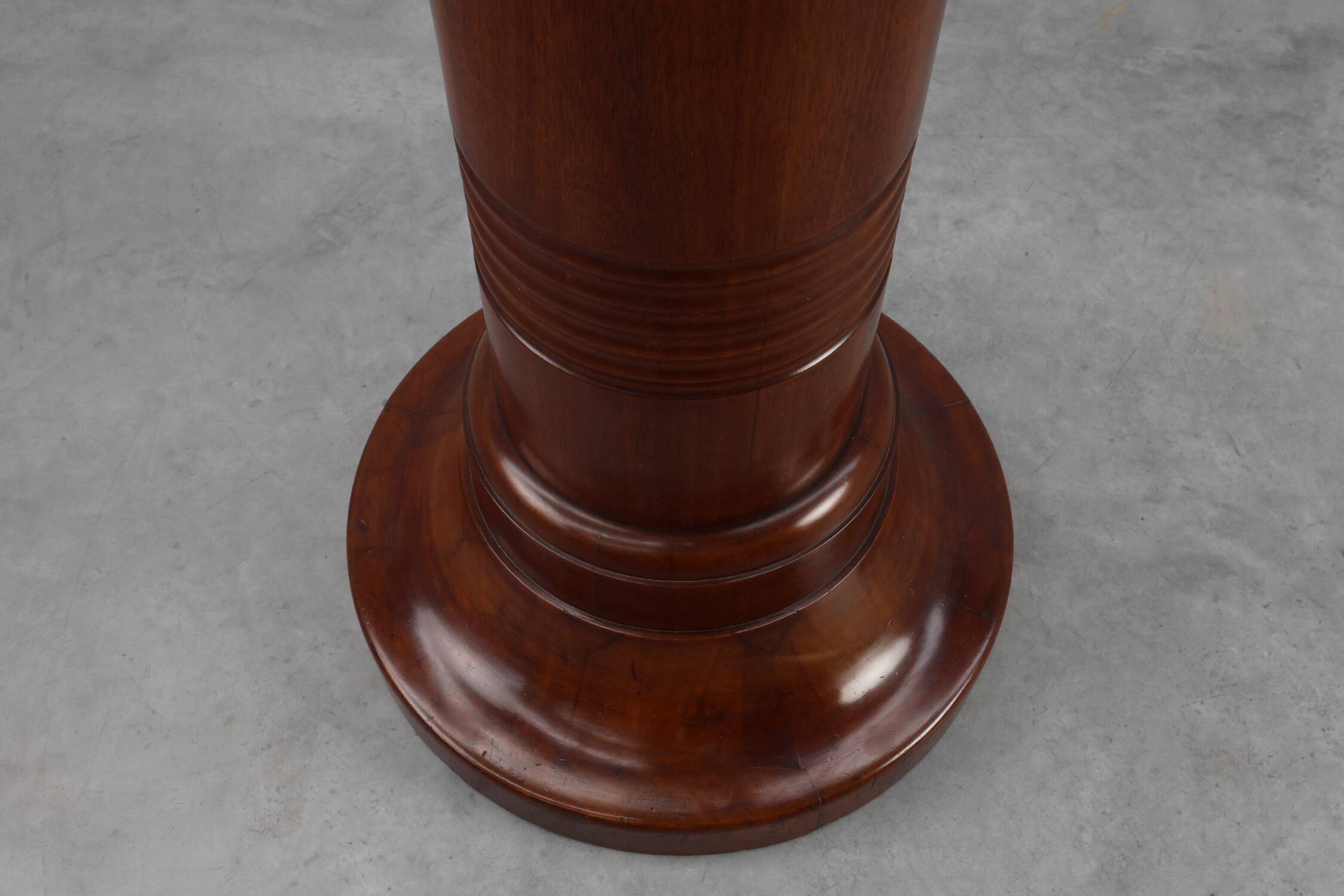 Pédestal en bois massif Art Déco sculptural, France vers 1925