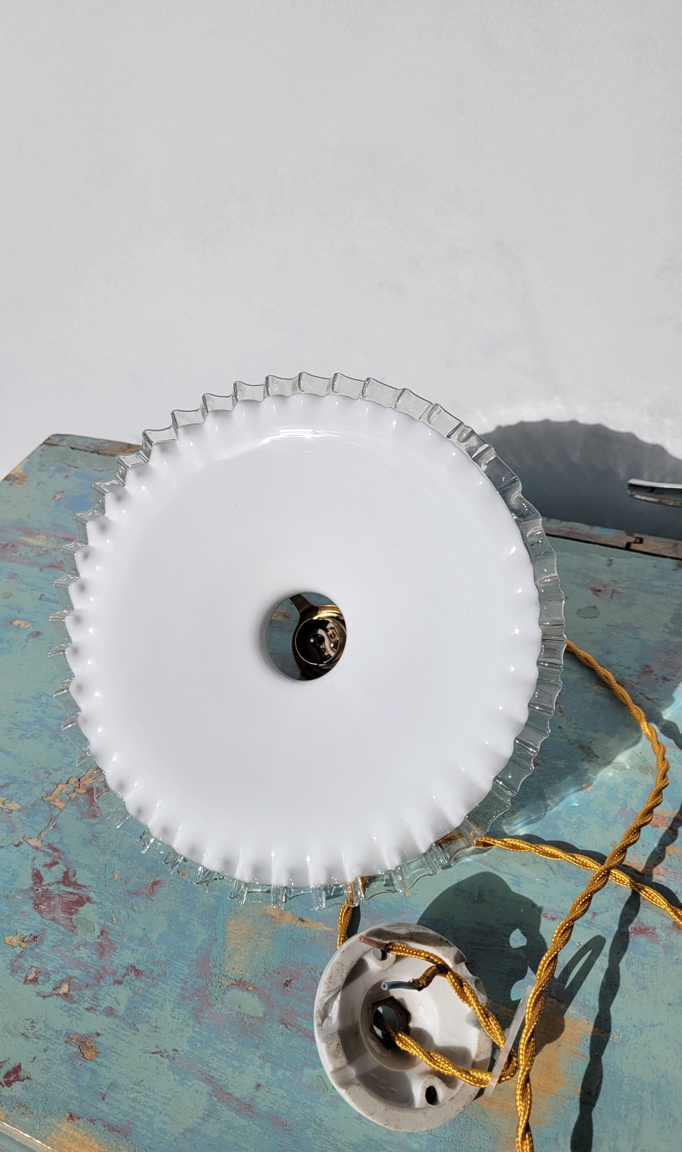 Serrated opaline suspension