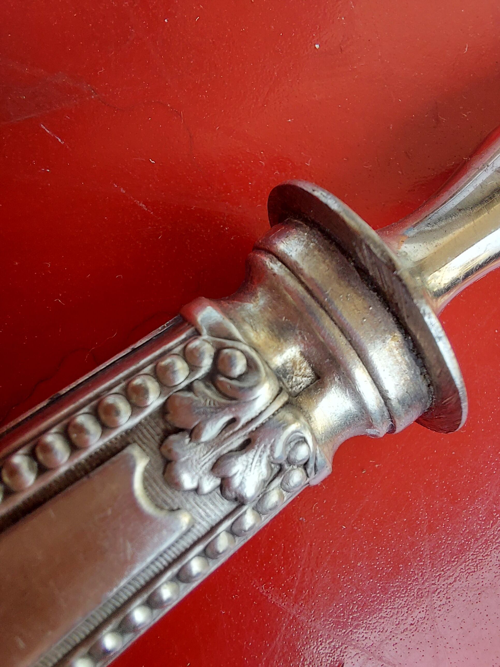 Serving, silvered metal leg cutlery