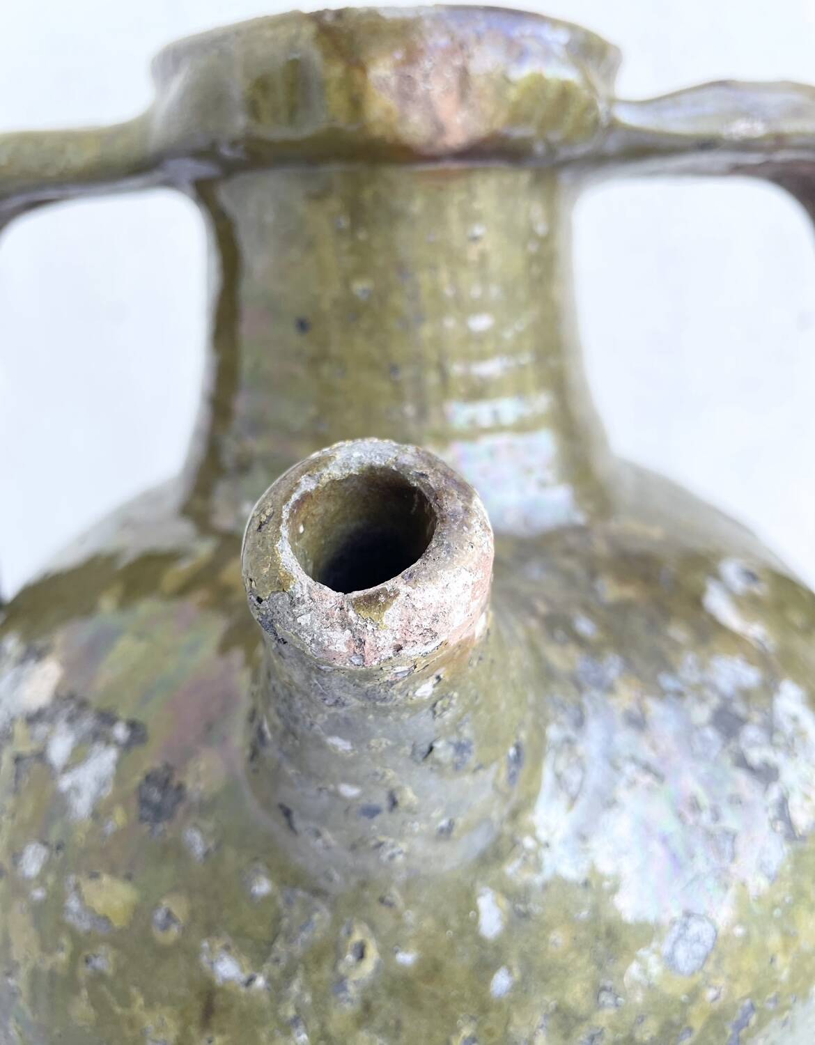 Ancient oil jar in glazed terracotta, khaki green — Auvergne, Lezou