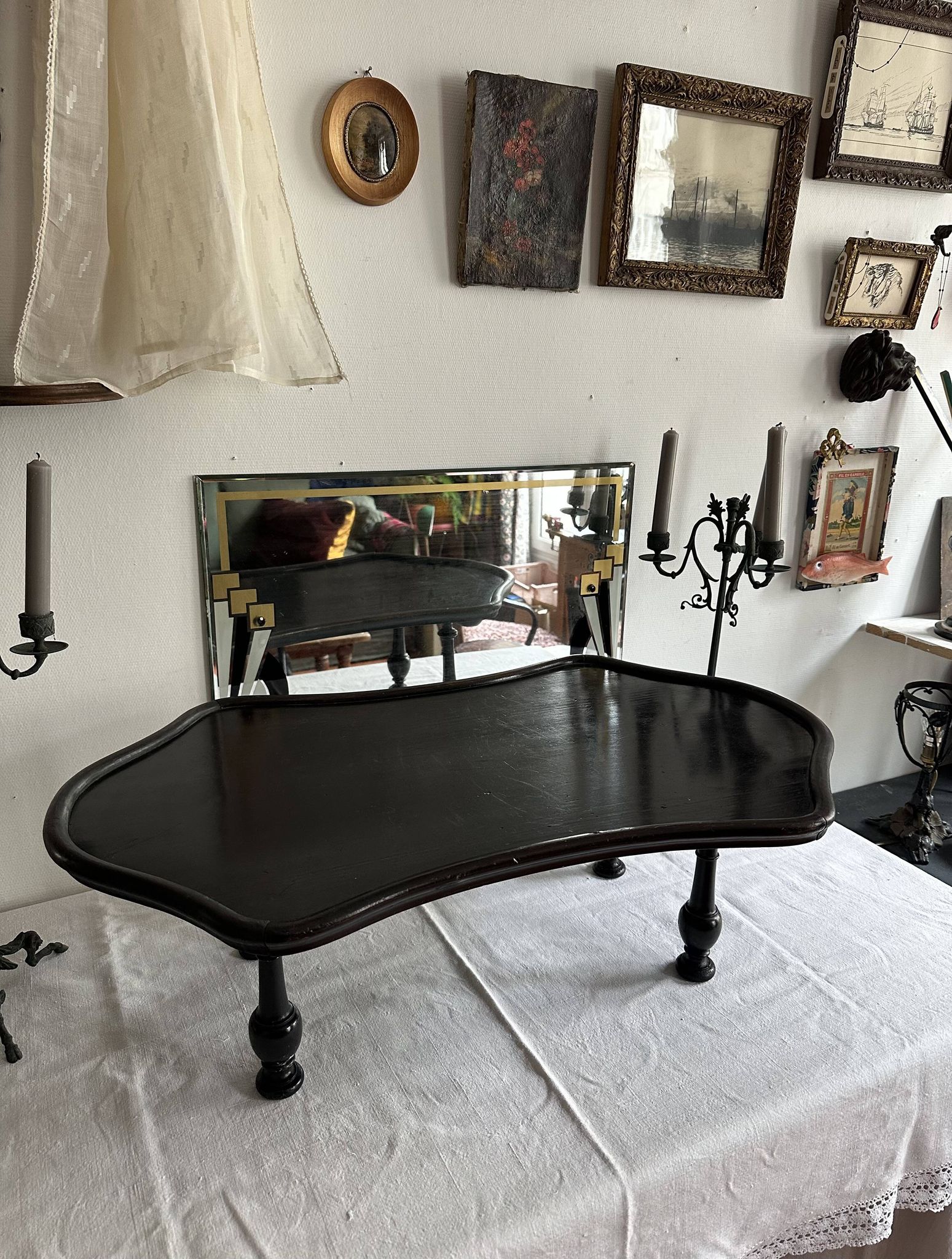 Presentation table of Napoleon III in black lacquered wood, 19th century.