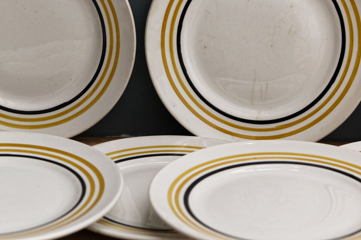 Lot of 9 dessert plates - Wolves Mill