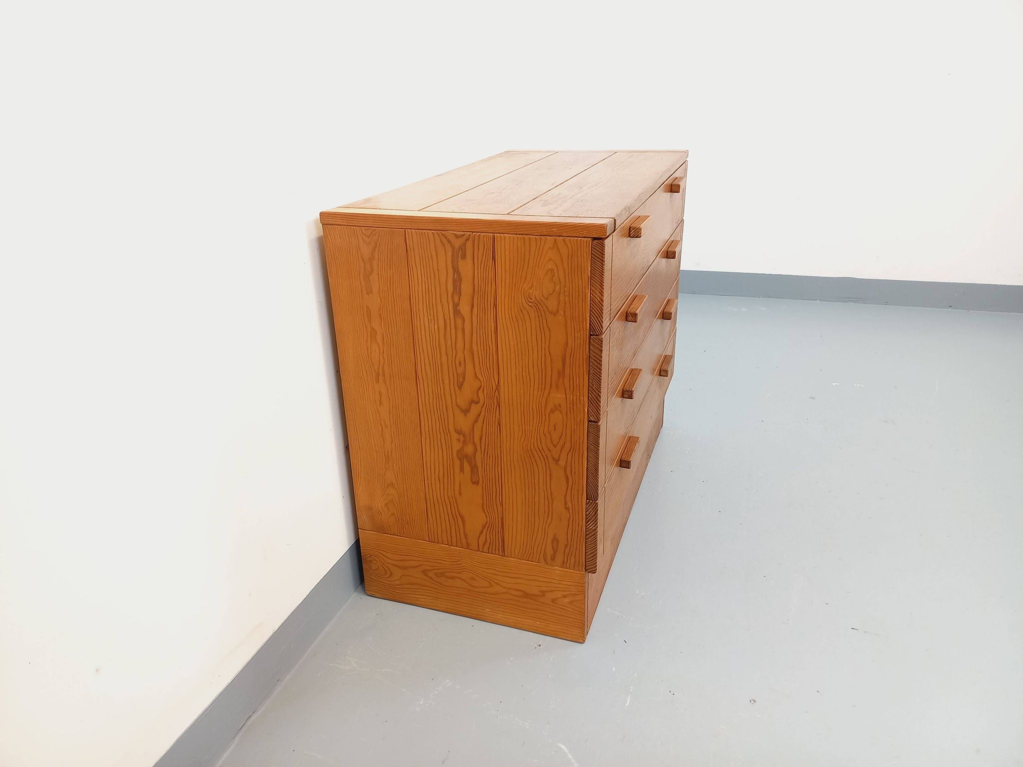 Vintage pine chest of drawers from the 1970s.
