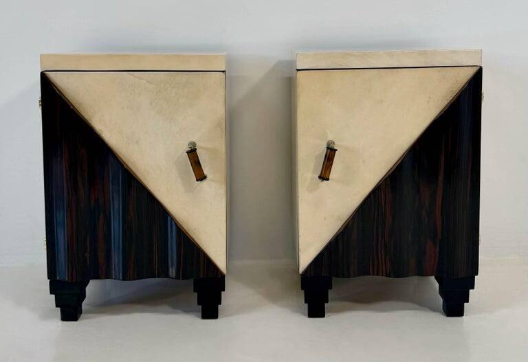 Paire de tables de nuit Art Déco italiennes attribuées à Gaetano Borsani, années 1930.