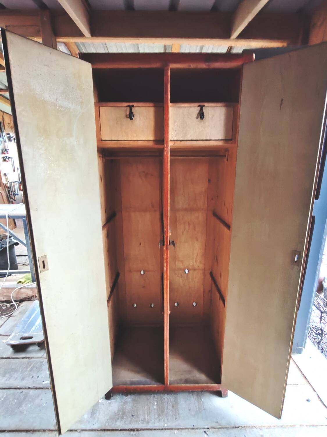 Armoire vestiaire en bois