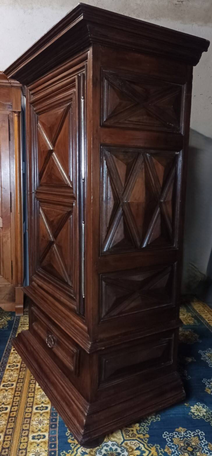 Standing man from the Louis XIII era in walnut with a diamond point.