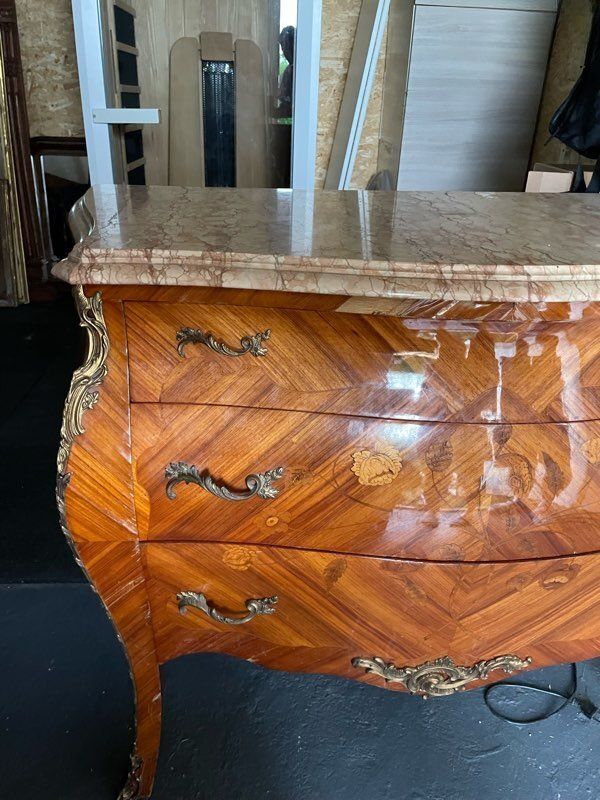 Belle commode galbée style Louis XV – marqueterie et marbre
