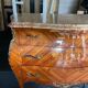 Belle commode galbée style Louis XV – marqueterie et marbre
