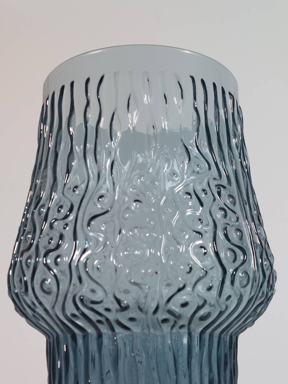 Vase vintage en verre pressé gris-bleu à décor ondulé