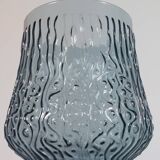 Vase vintage en verre pressé gris-bleu à décor ondulé