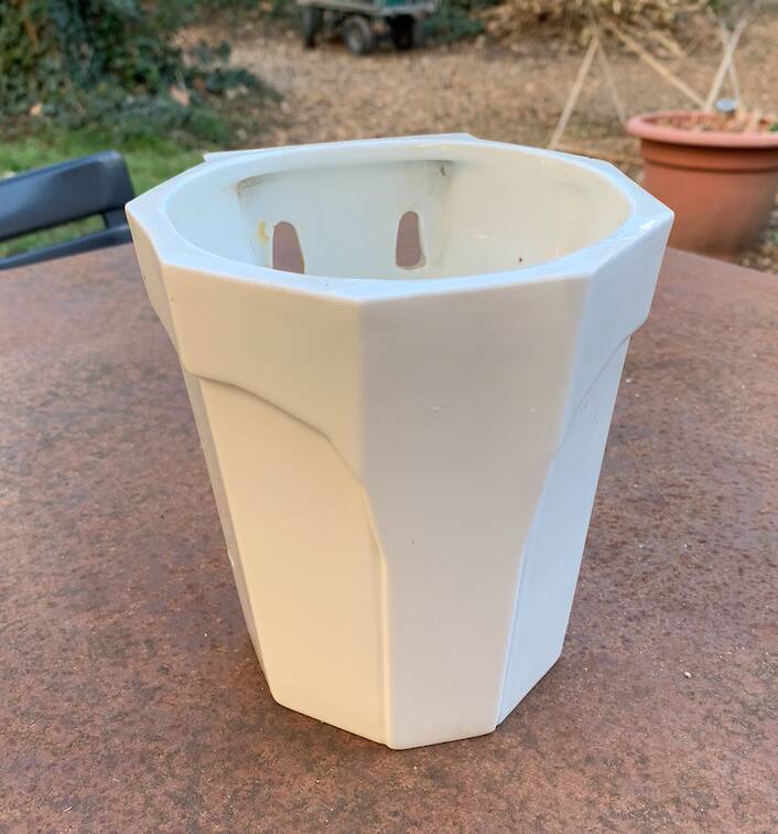 Wall-mounted cache-pot in white porcelain