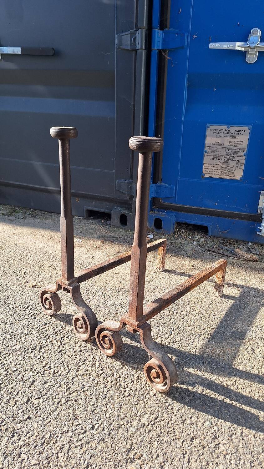 Paire de chenets en fonte