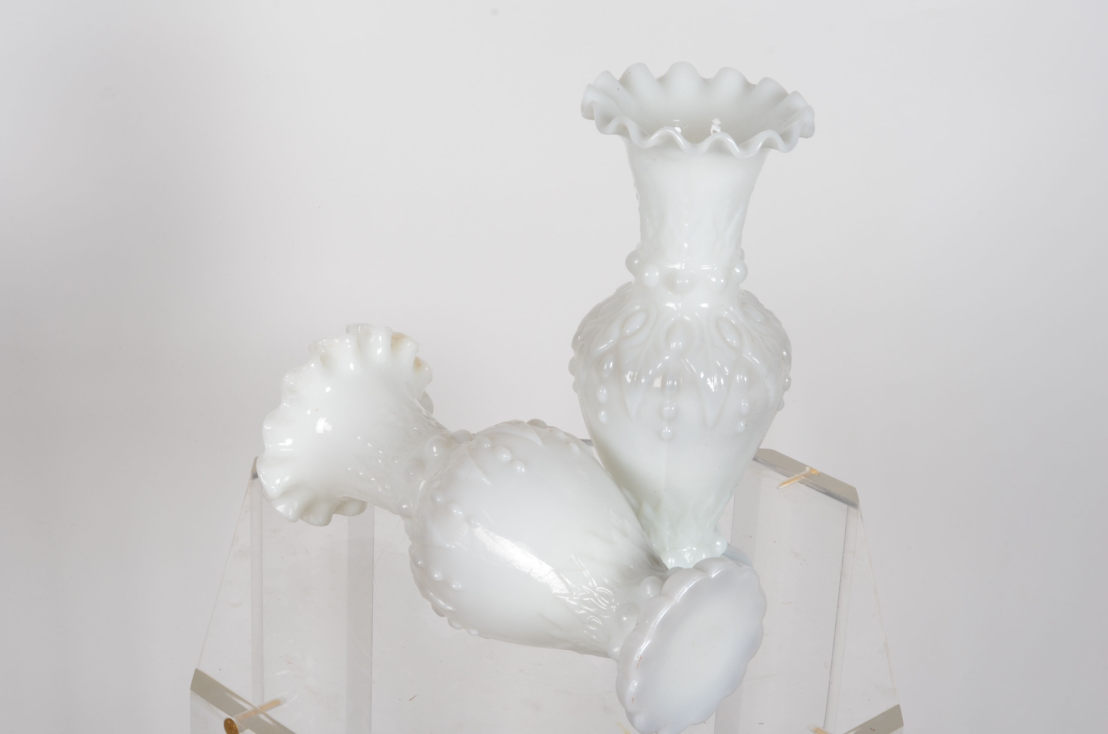 Vases baroques en opaline blanc