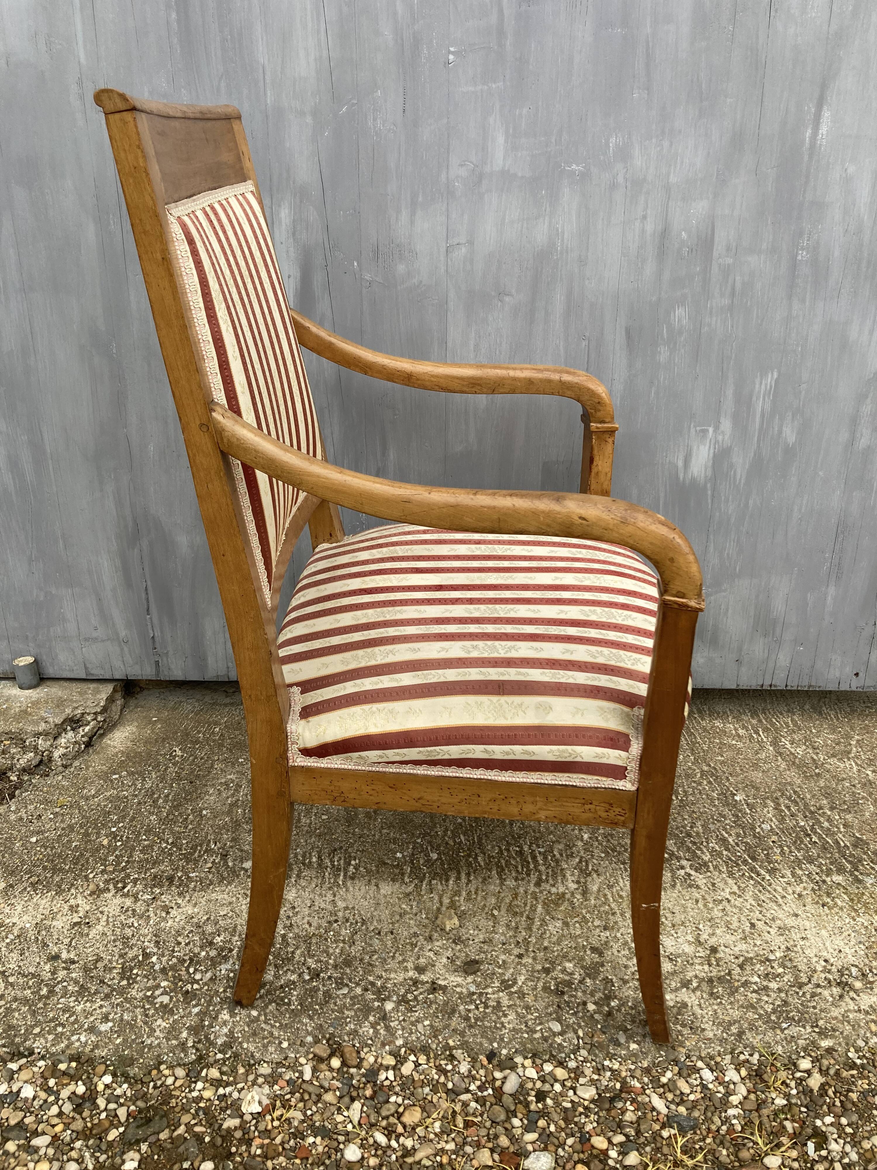 Fauteuil restauration en noyer
