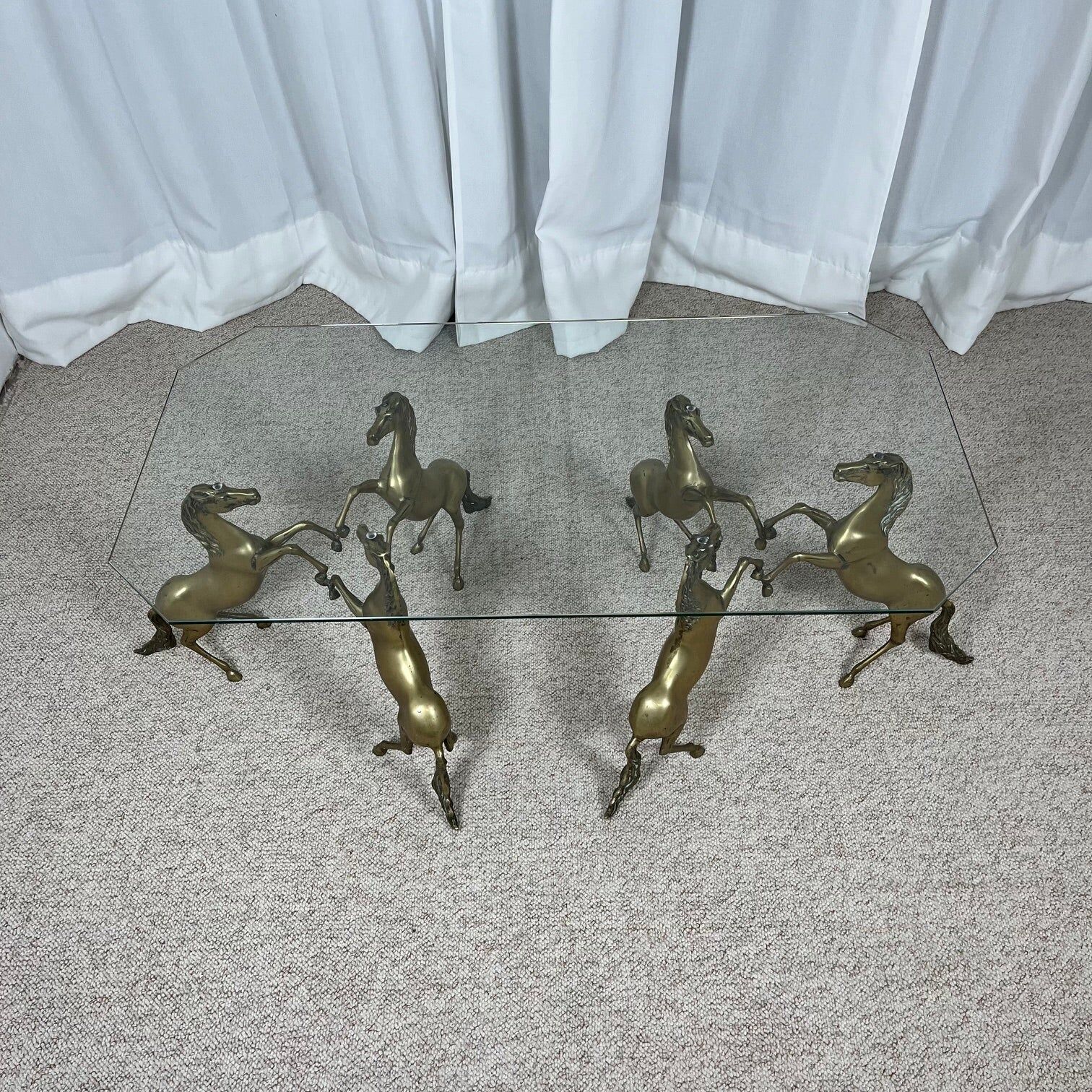 Hollywood Regency style coffee table, 6 patinated brass horses and glass top, 1970.