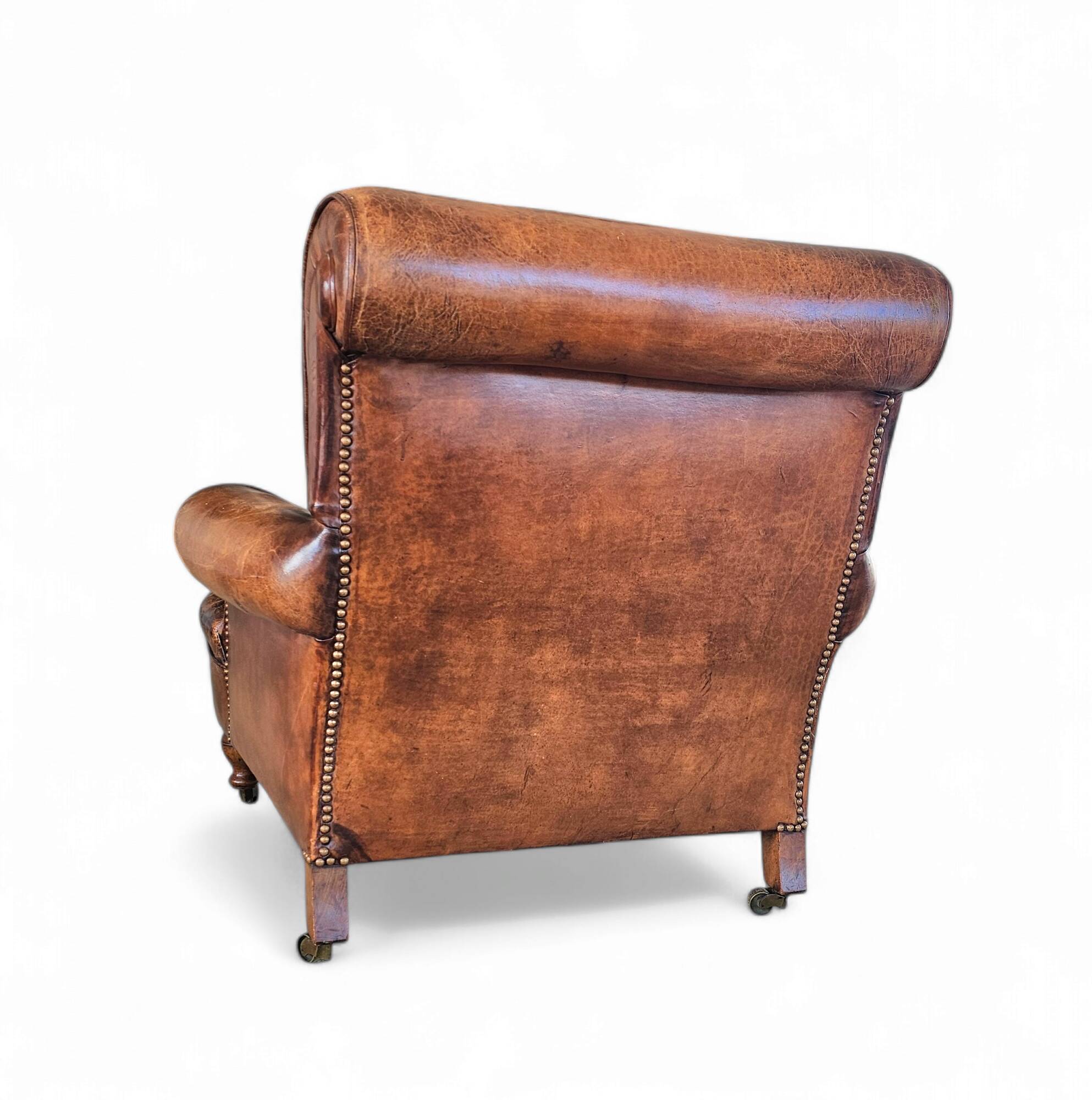 fauteuil club en cuir de mouton anglais ancien avec accoudoirs