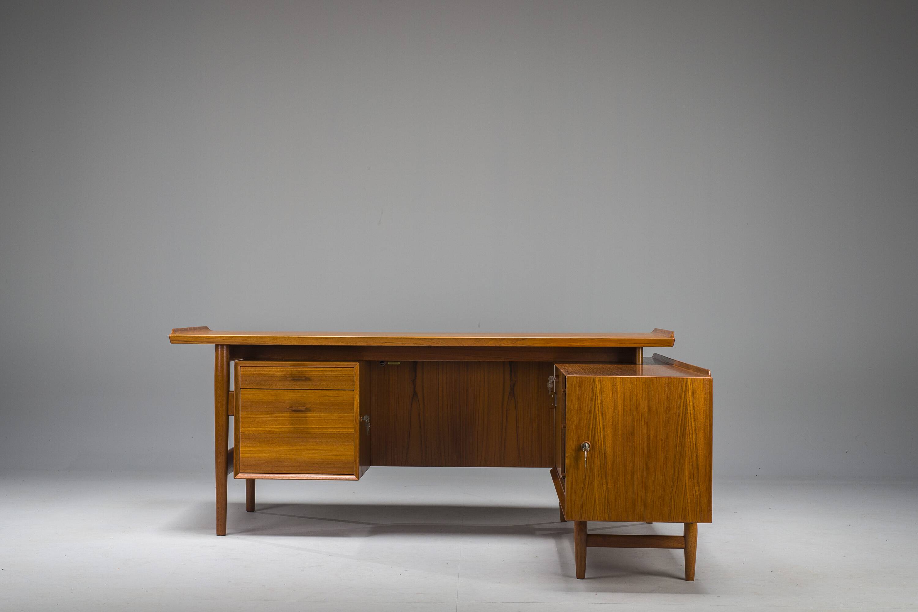 Executive Desk Model 209 in Teak by Arne Vodder for Sibast, 1955