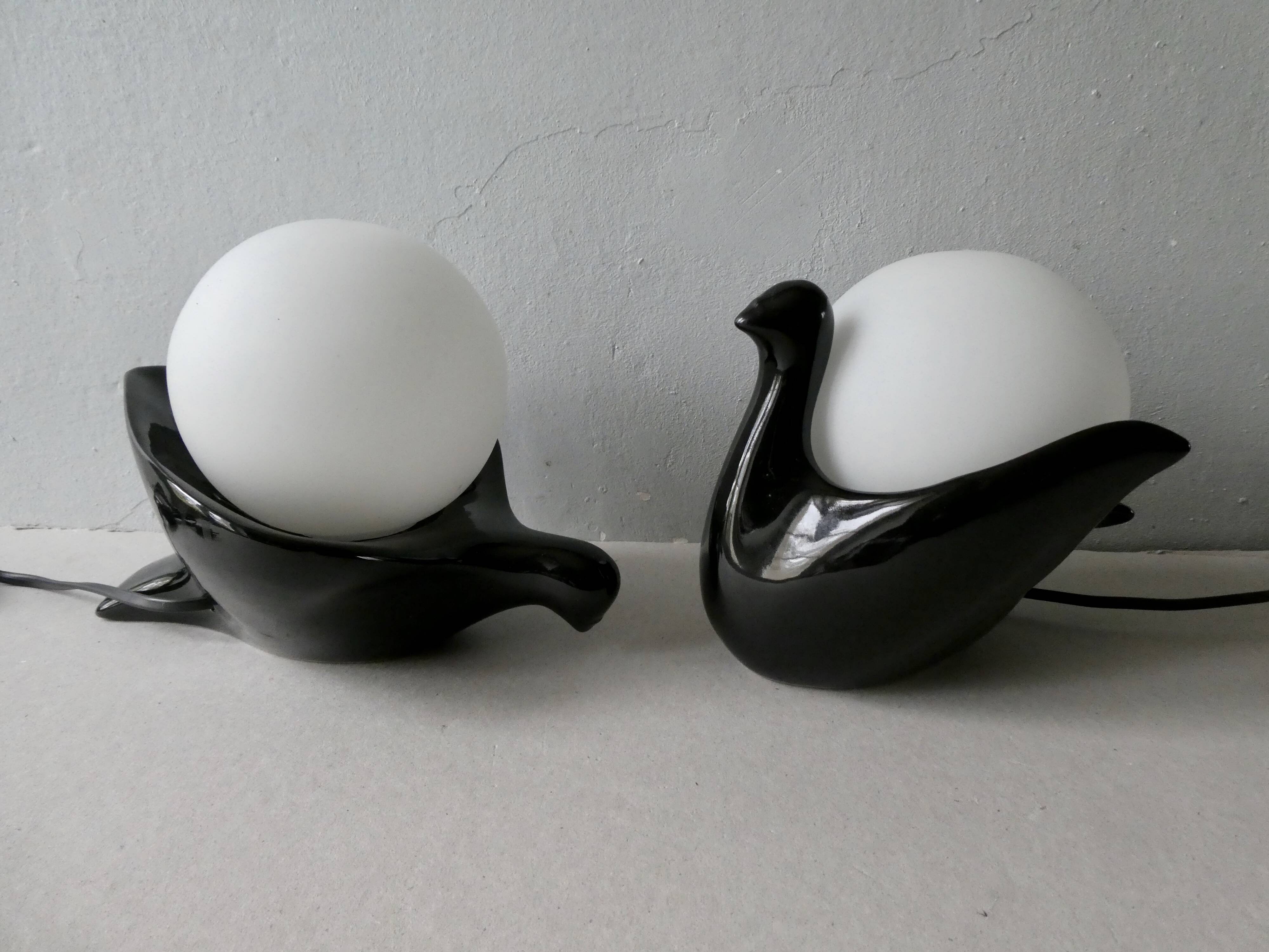 Paire de lampes oiseaux en céramique et opaline