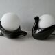 Paire de lampes oiseaux en céramique et opaline