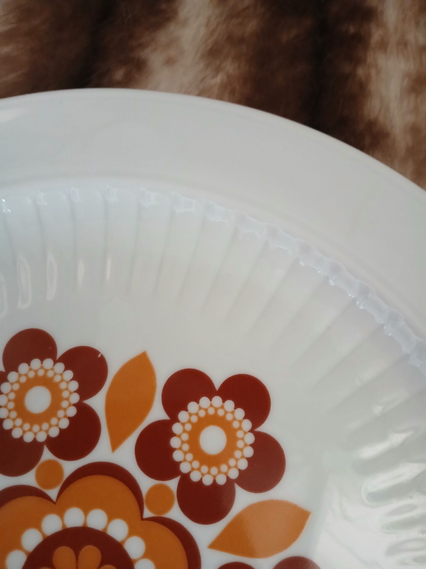 Plat ancien aux motifs années 70