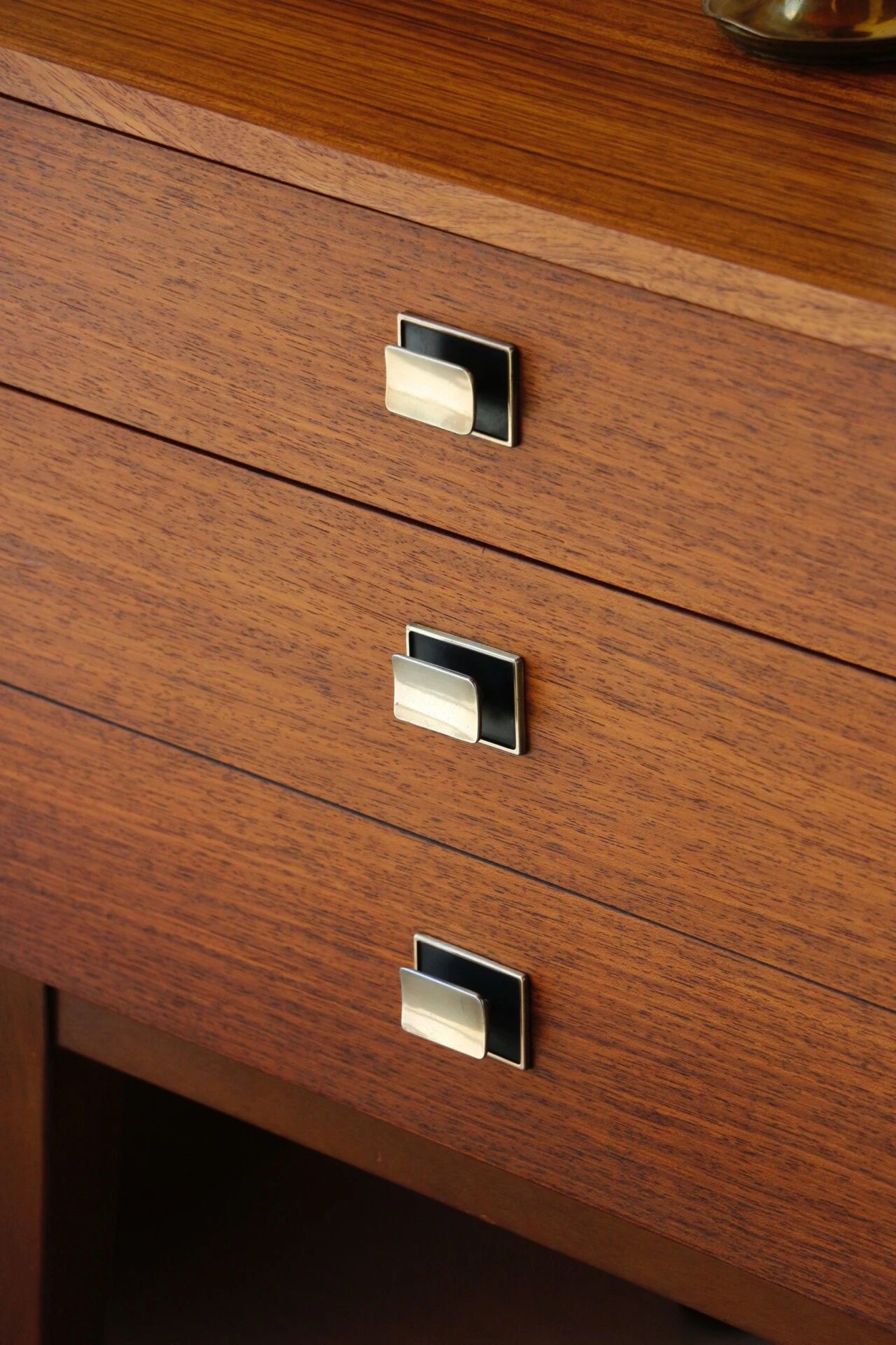Vintage teak and zebrano chest of drawers: elegance of the 60s.
