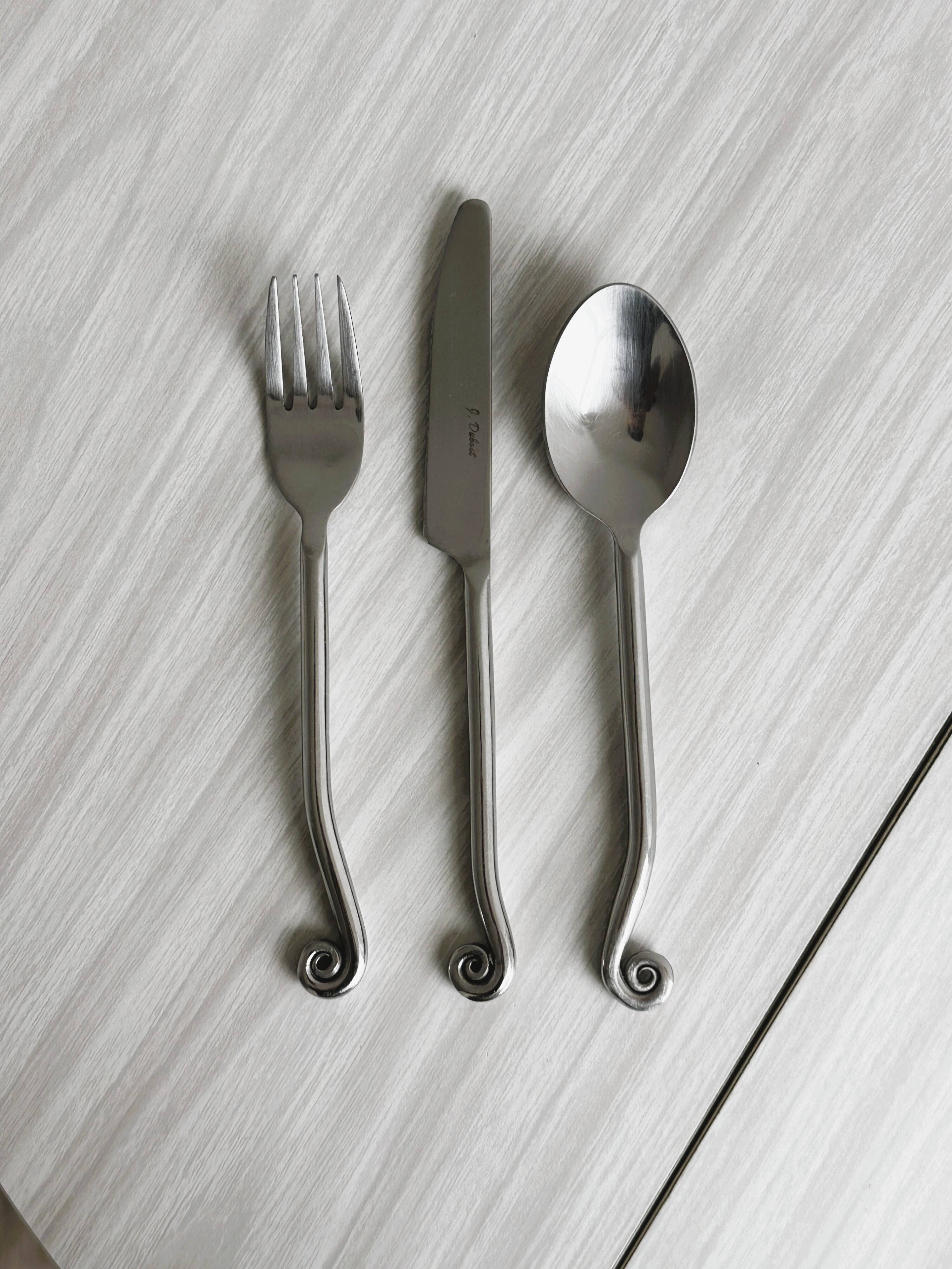 18-piece shiny metal cutlery set