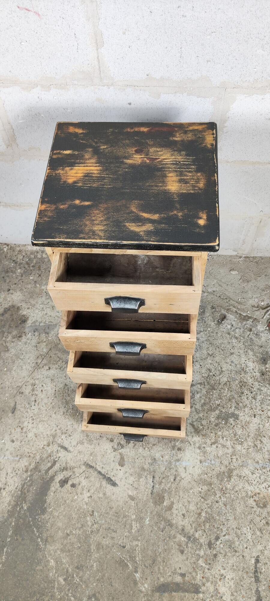 Workshop furniture in raw wood