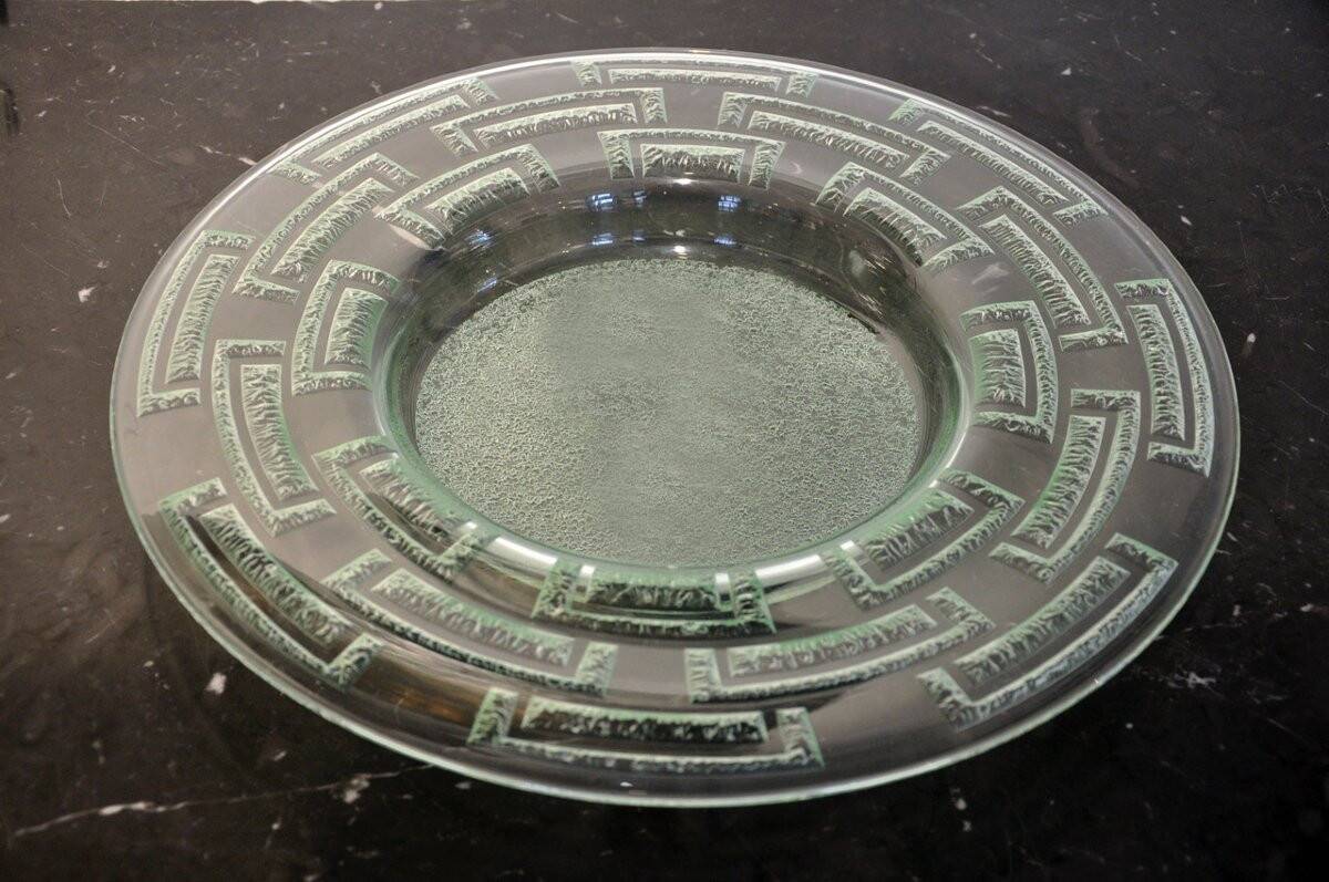 Circular dish signed Daum Nancy in molded glass with frosted geometric decoration, 20th century