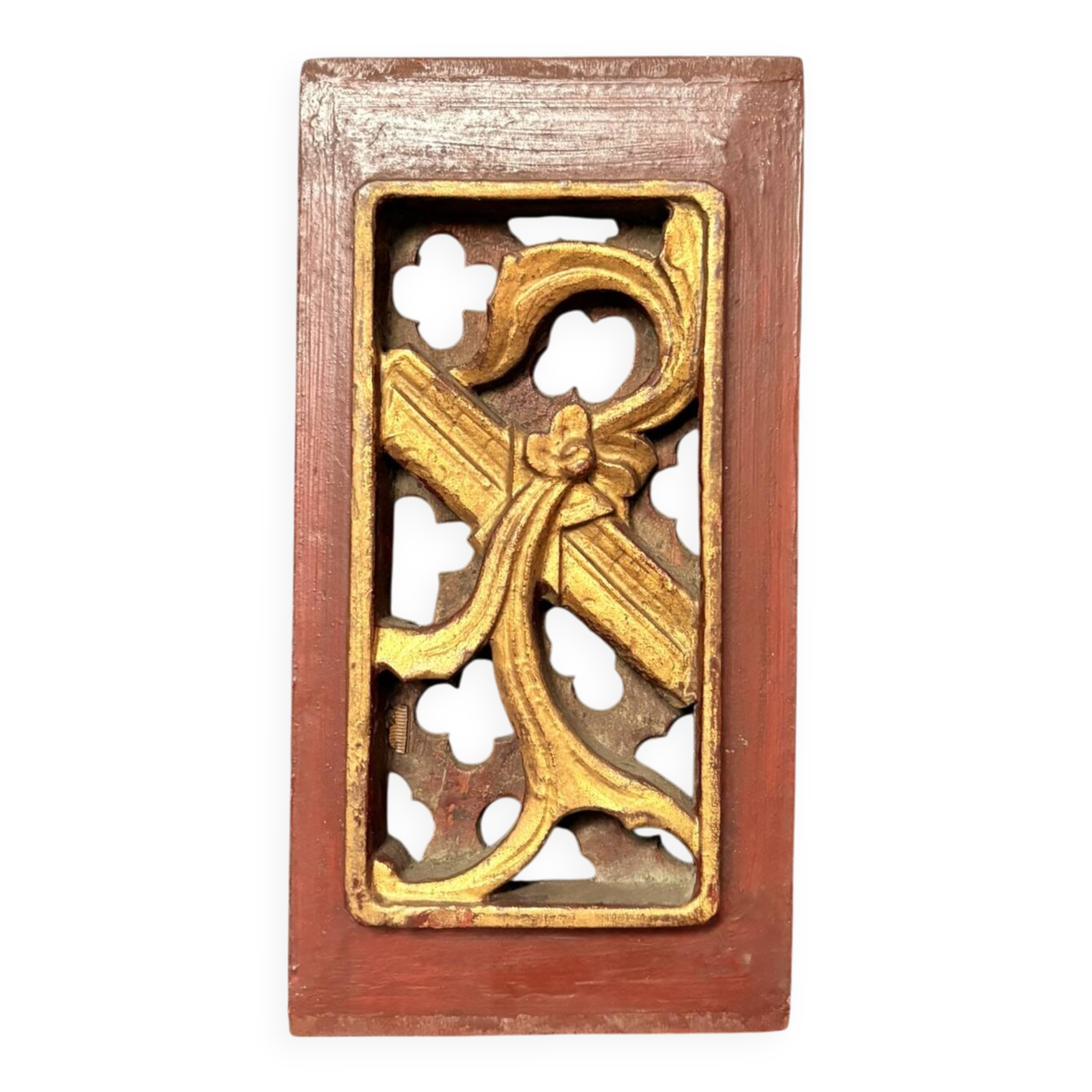 Ancien panneau en bois sculpté décor laqué doré fleurs et feuille de grenade, Chine
