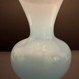 Petit vase en opaline bleue