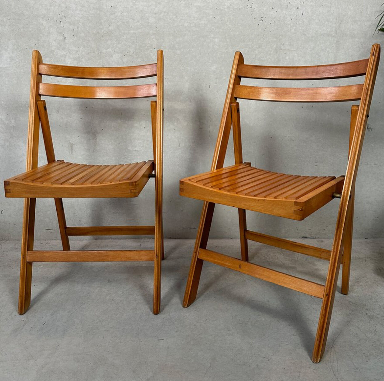 Vintage 1960s folding chairs in beech - set of 2 pieces.