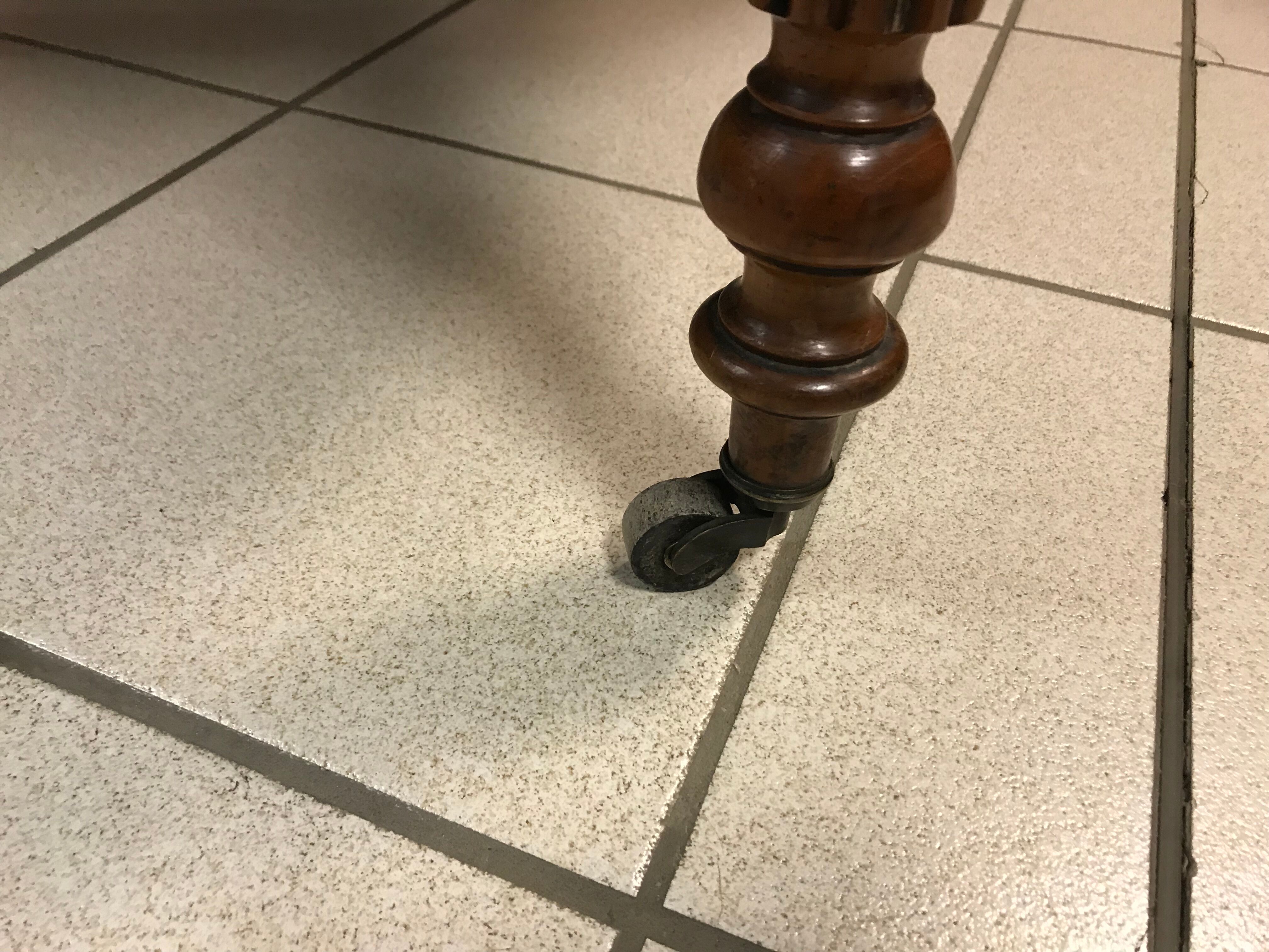 Table Louis Philippe old walnut oval