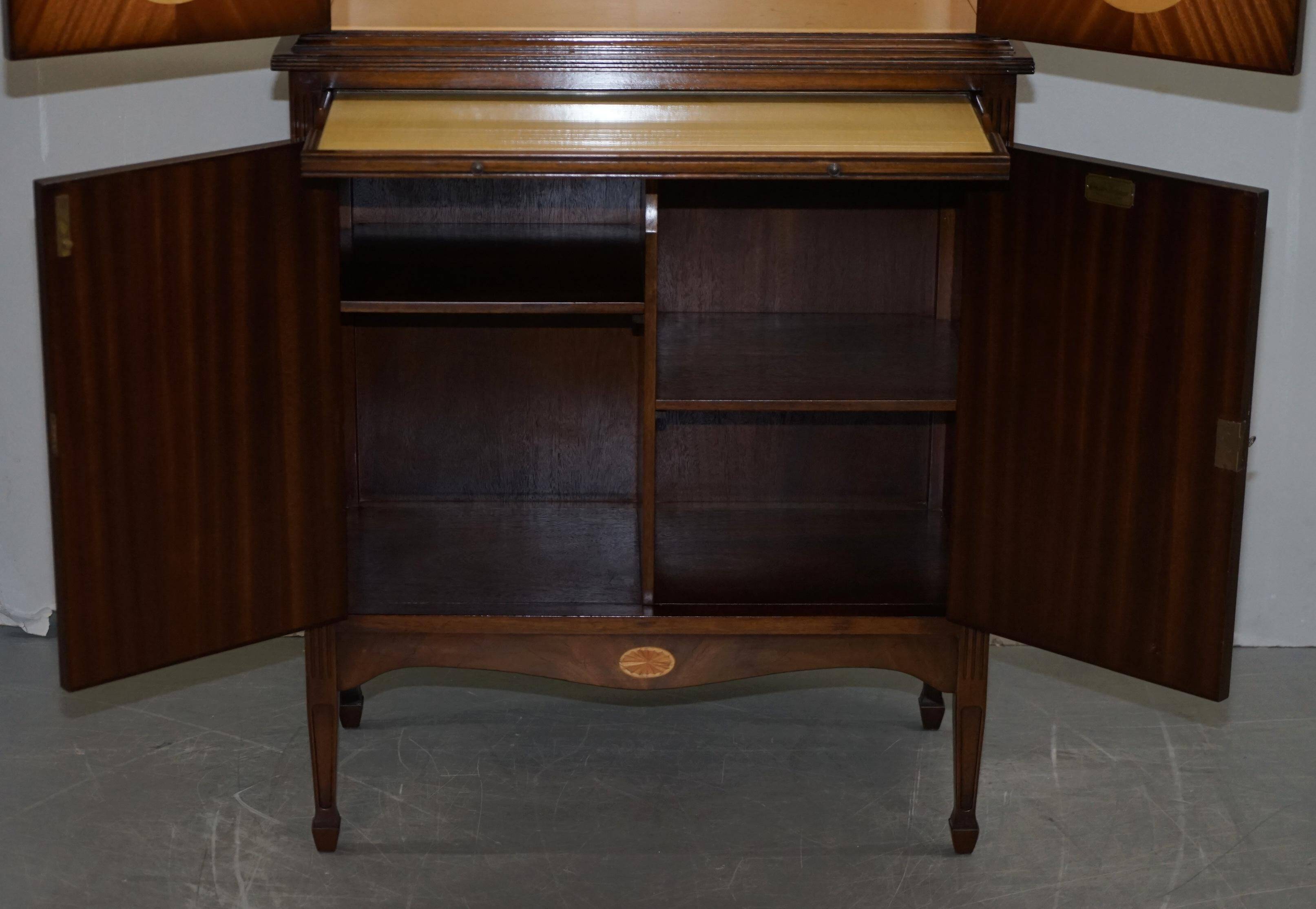 Cabinet à boissons flammé en acajou et satin style Sheraton Revival
