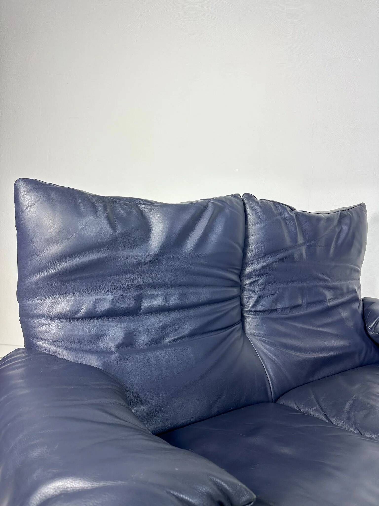 Vintage Maralunga 2-seater leather sofa from the 1980s by Vico Magistretti for Cassina.