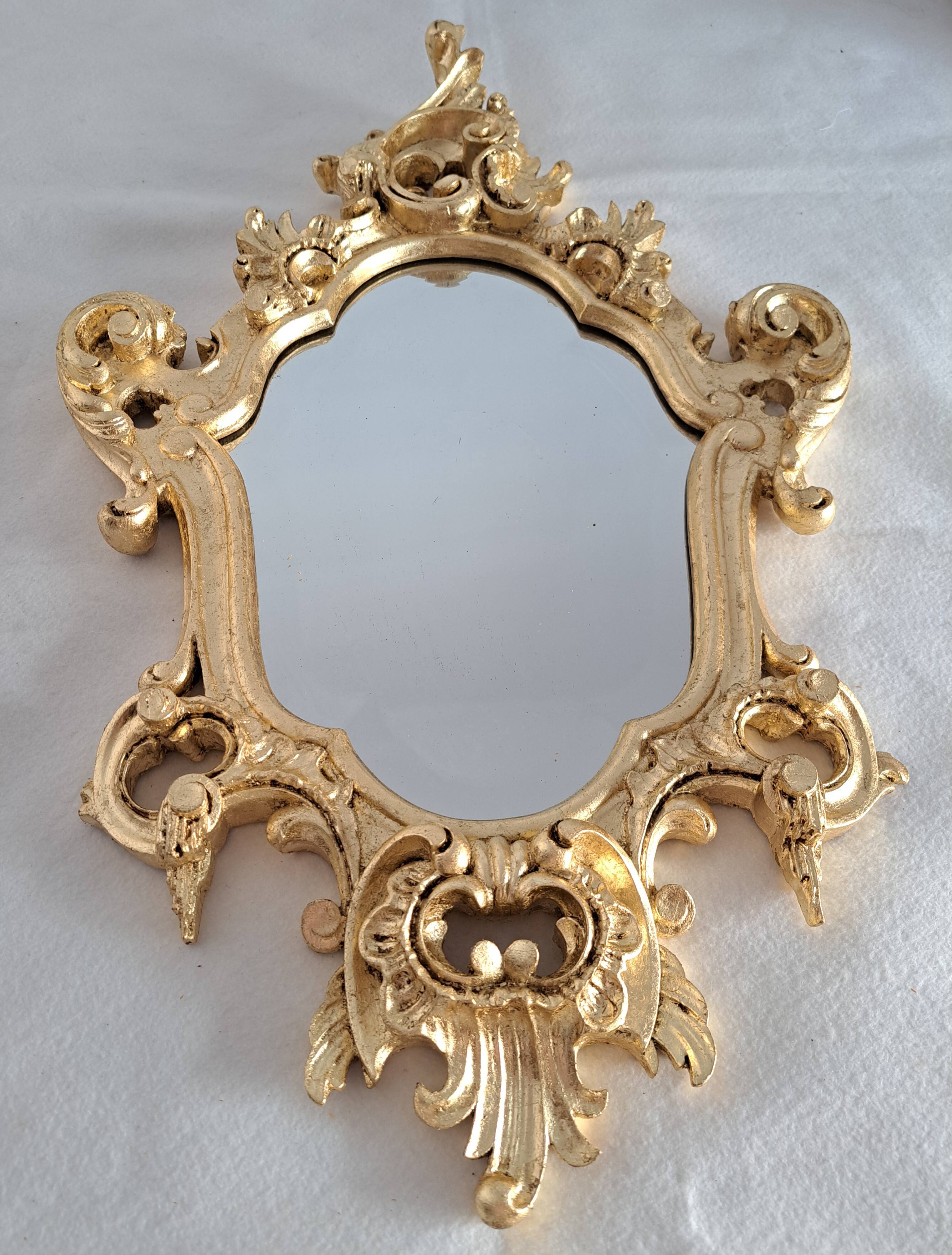 Miroir en bois et doré à la feuille doré