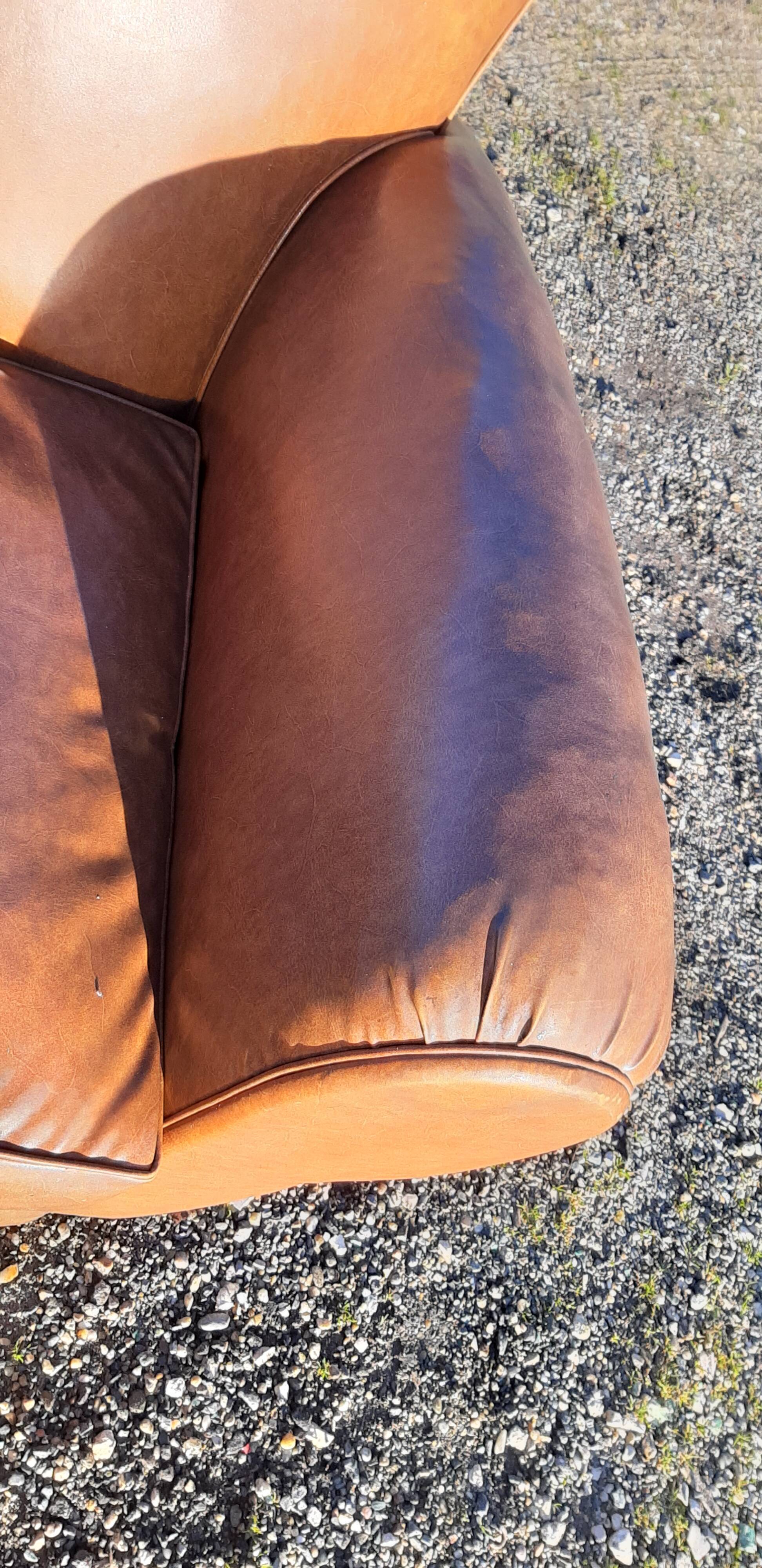 Fauteuil club des années 30 en simili cuir