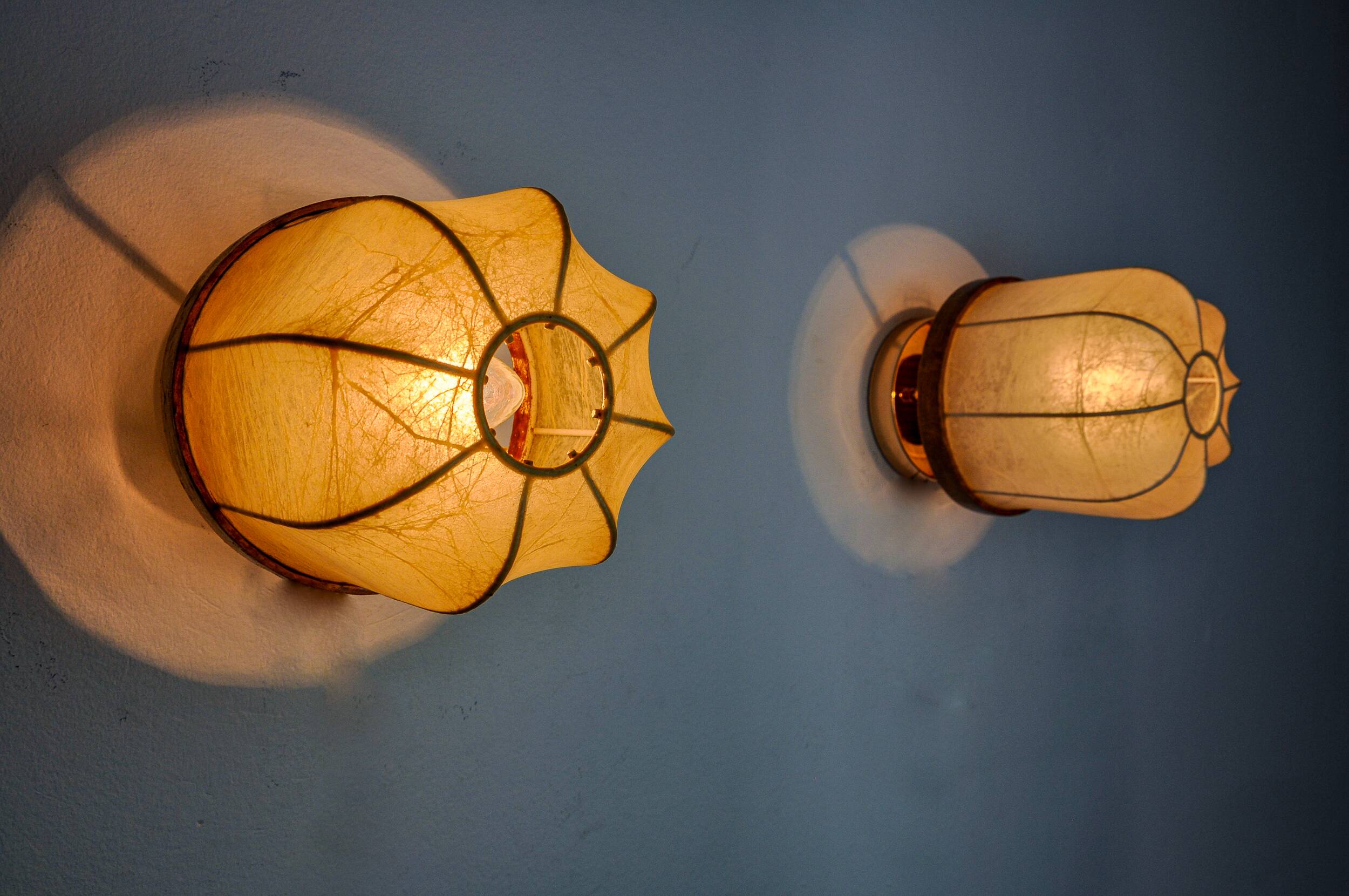 Paire d'appliques "cocoon", résine et pin, italie, 1970