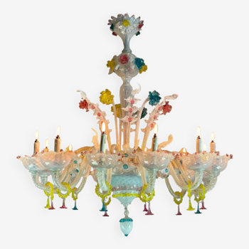 Venetian chandelier in multicolored Murano glass predominantly milky white, 12 arms of light