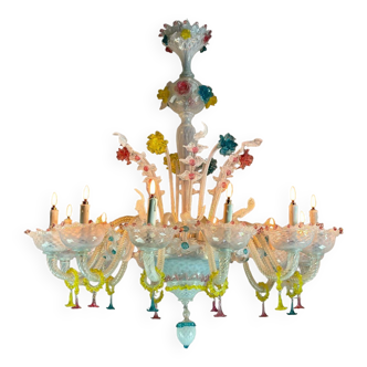 Venetian chandelier in multicolored Murano glass predominantly milky white, 12 arms of light