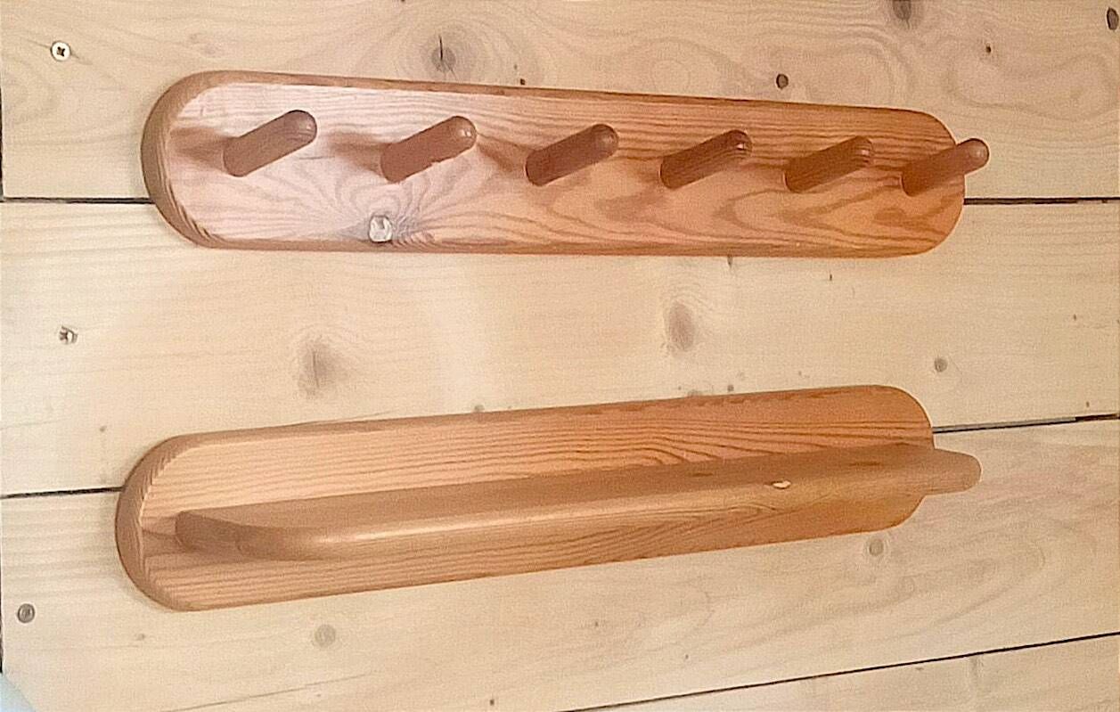 Set of 1 coat hook and 1 wall shelf in Pine from the 1970s.