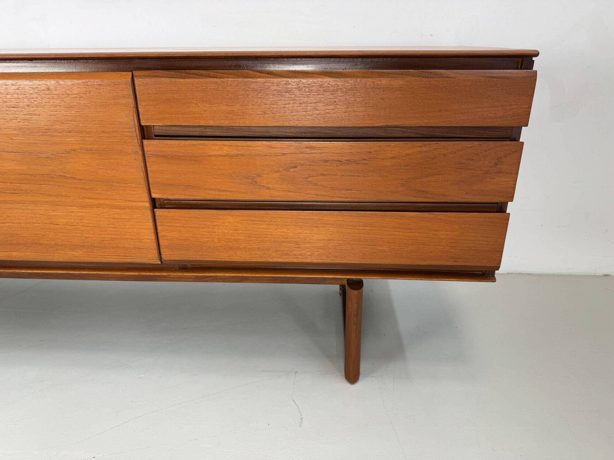 Vintage sideboard White an Newton
