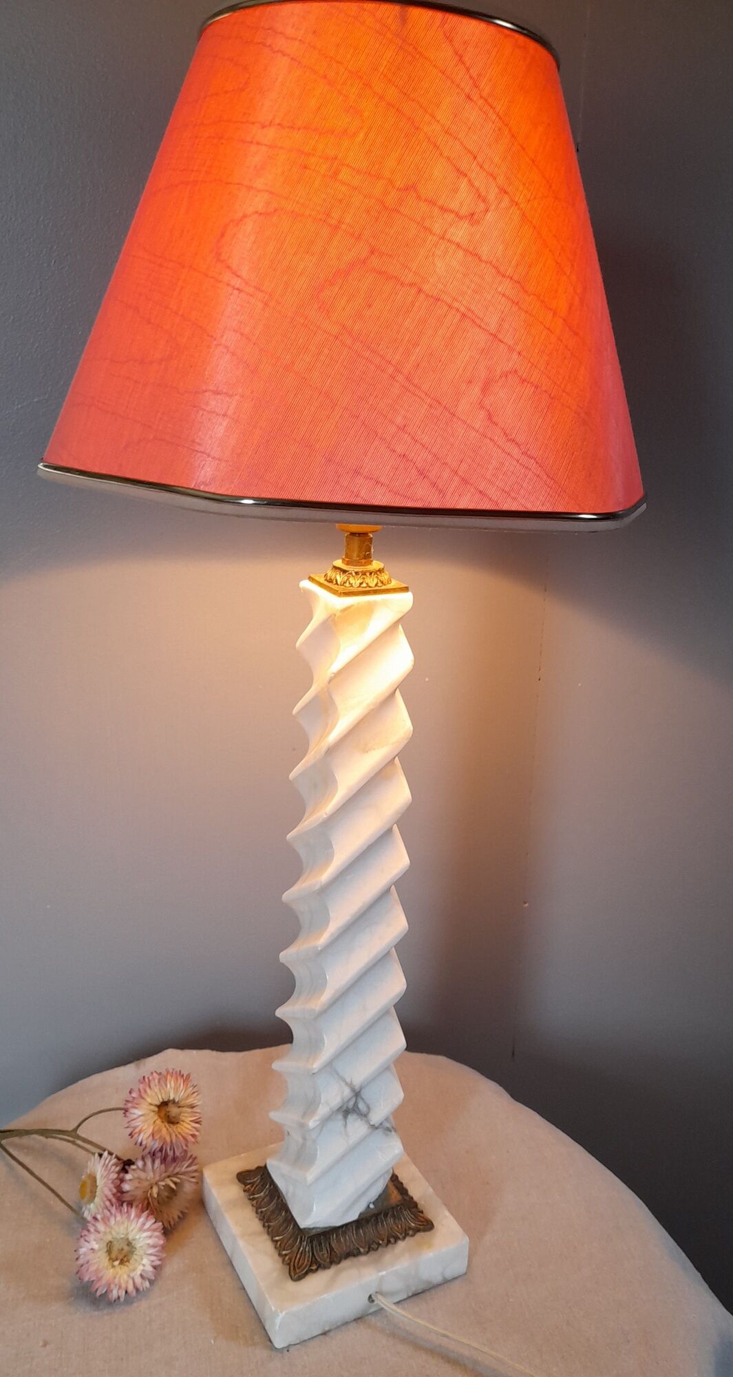 Twisted lamp foot in white marble and brass, square base - 1950's