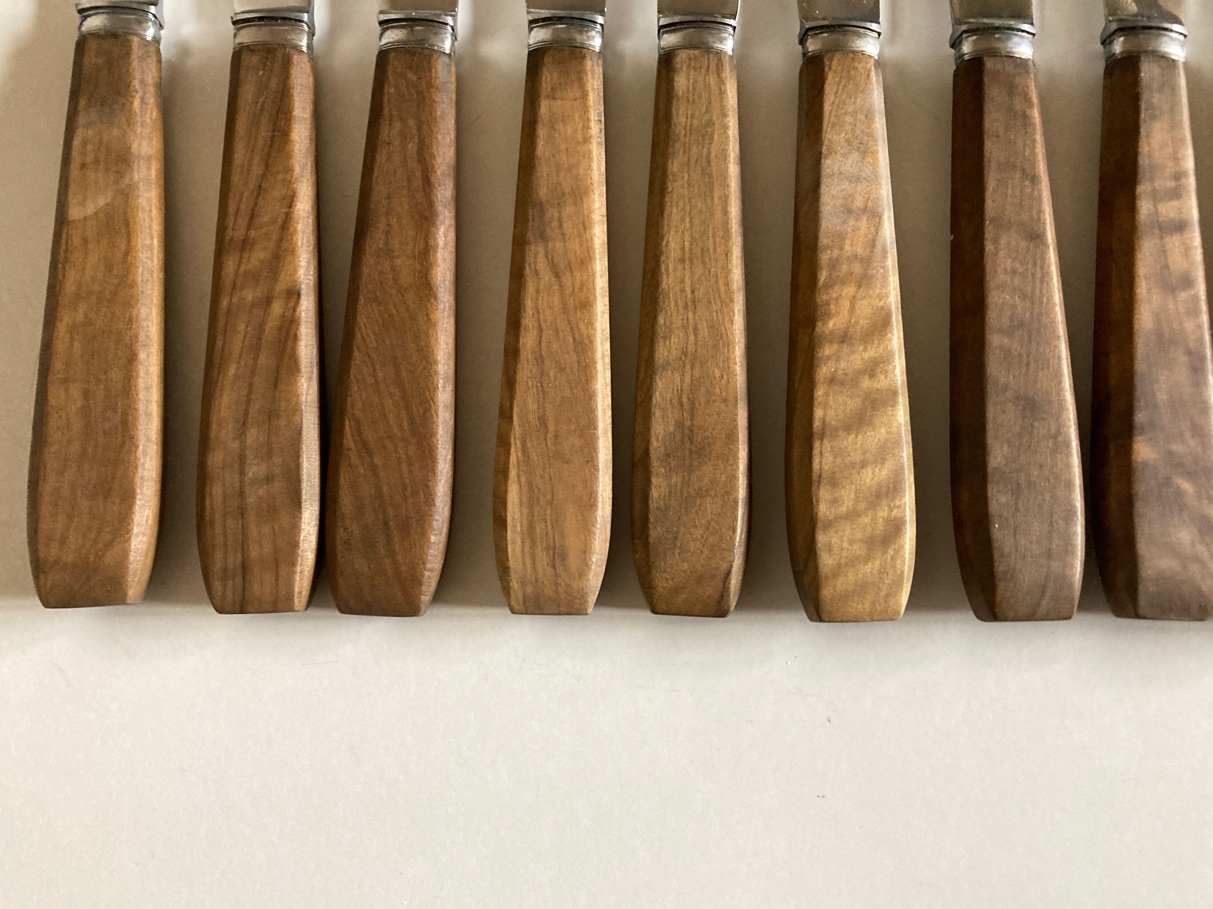Set de 12 couteaux manches en bois d'olivier 1960