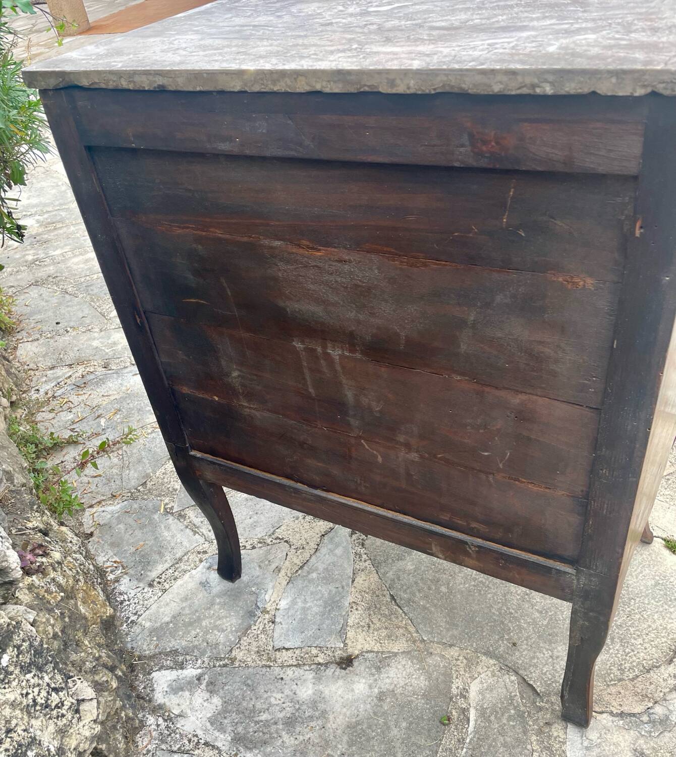 Petite commode en Marqueterie à Ressaut central Époque XIX eme siècle