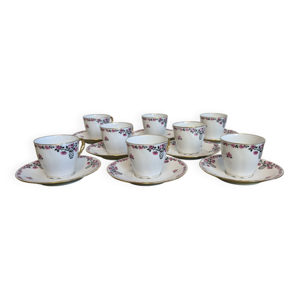 Service à café en porcelaine 18 pièces signé ''Aux Lions de Faïence Paris